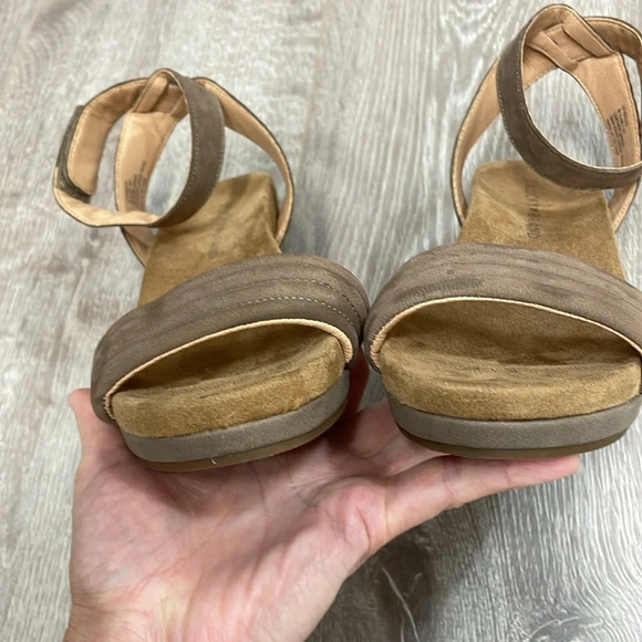 Lucky Brand Kellio Leather Ankle Strap Wedge Sandal Taupe Brown 6.5M - Picture 14 of 16